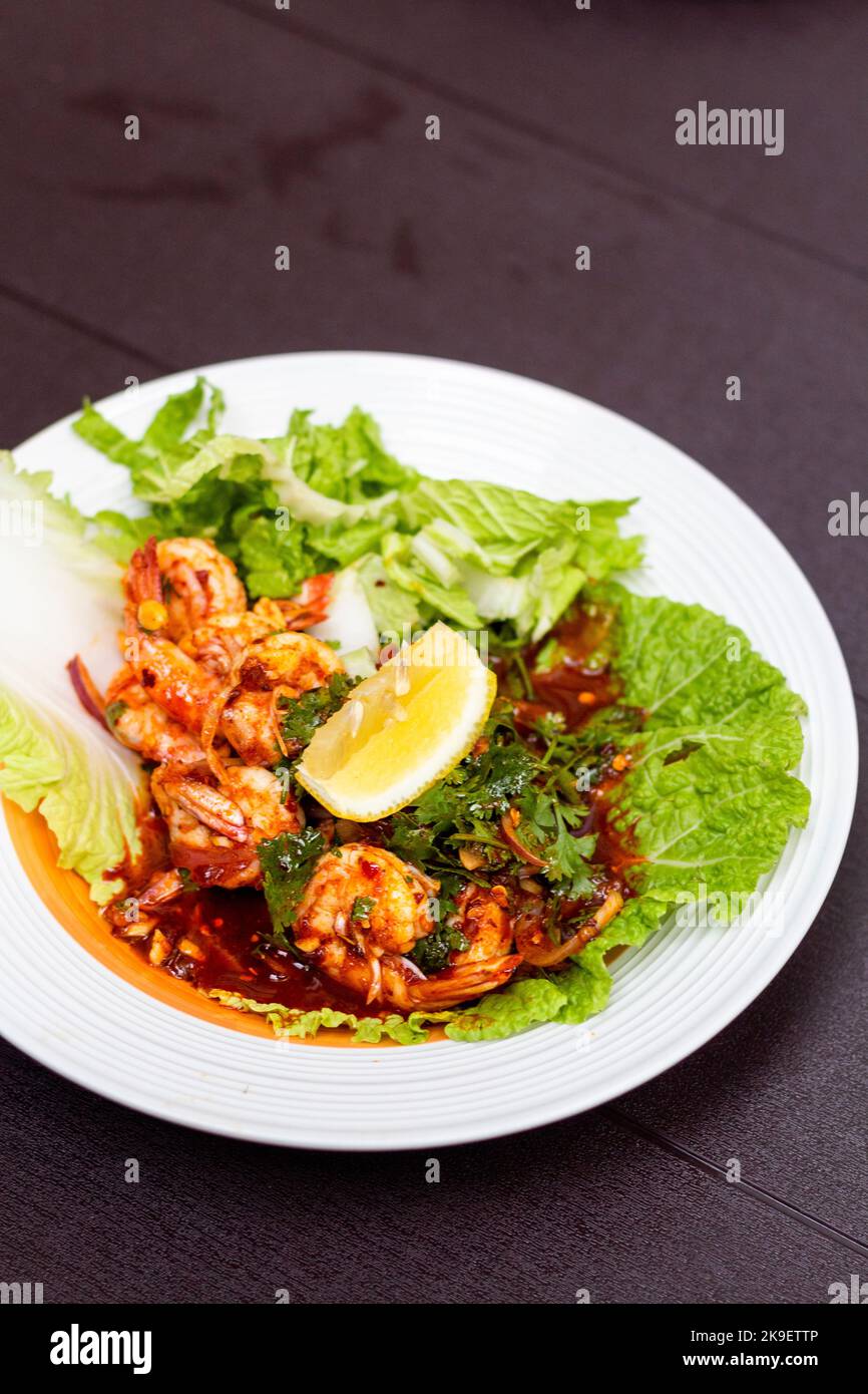 Salade de crevettes épicée dans un restaurant thaïlandais local à Cebu City, Philippines Banque D'Images