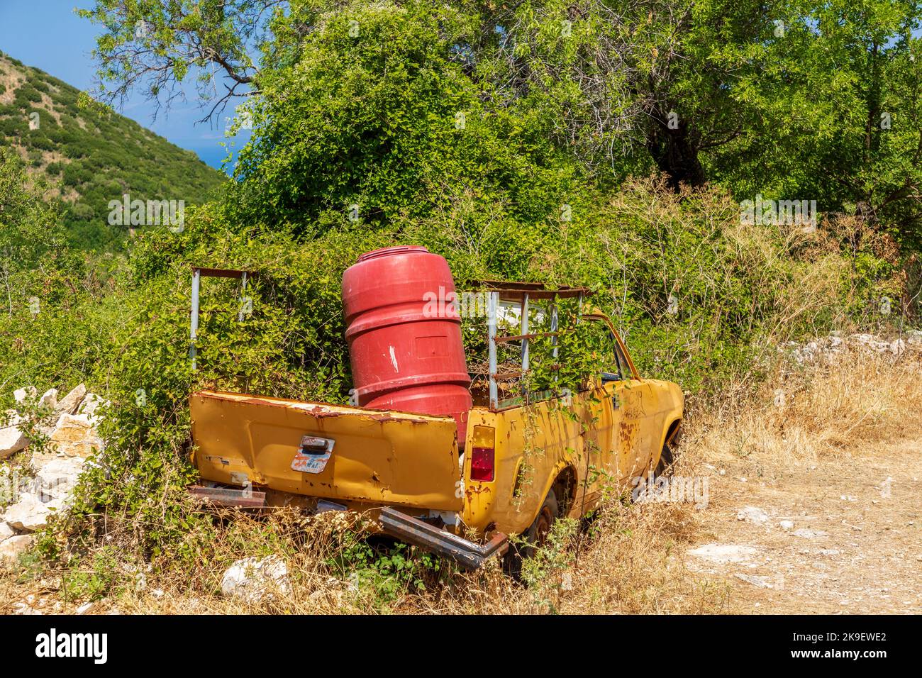 Épave d'une voiture dans les ruines du village abandonné de Perithia, Corfou, Grèce Banque D'Images