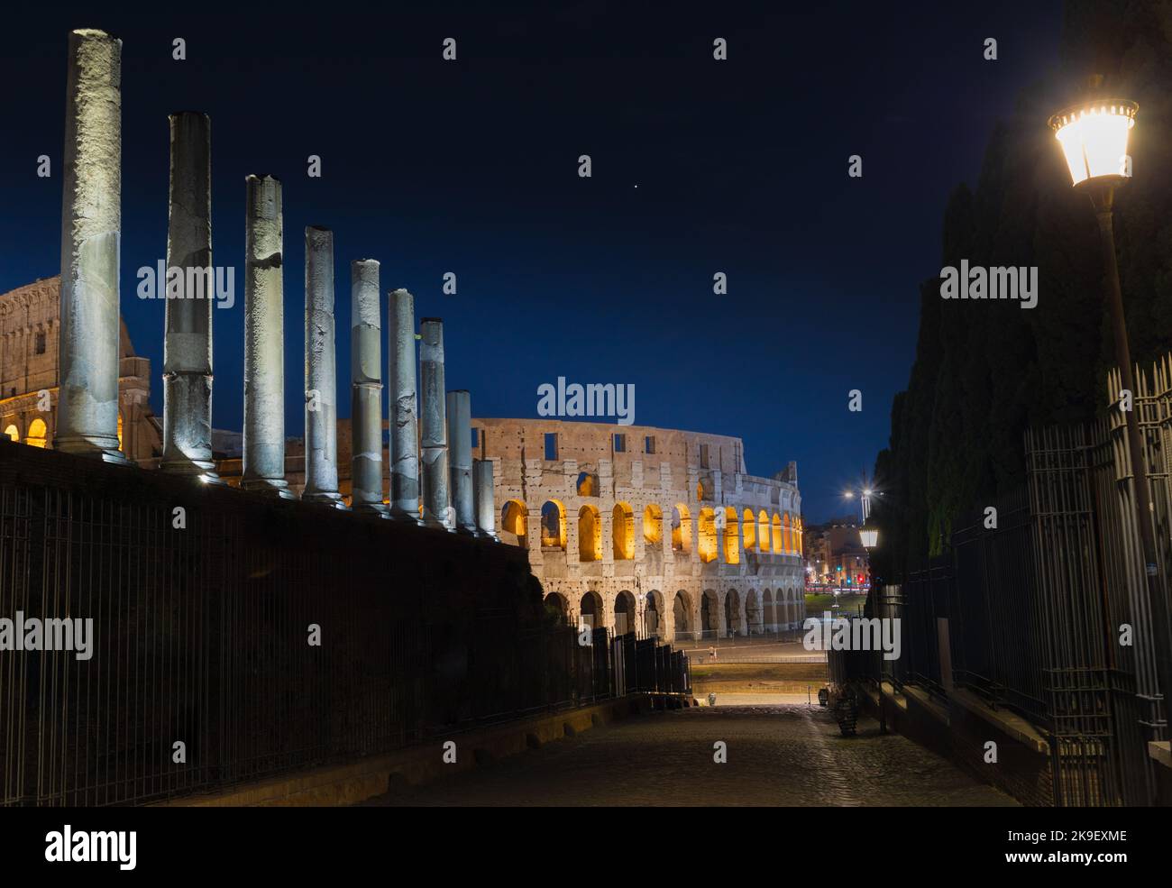 Vue nocturne du Colisée depuis la via Sacra à Rome, Italie. Banque D'Images