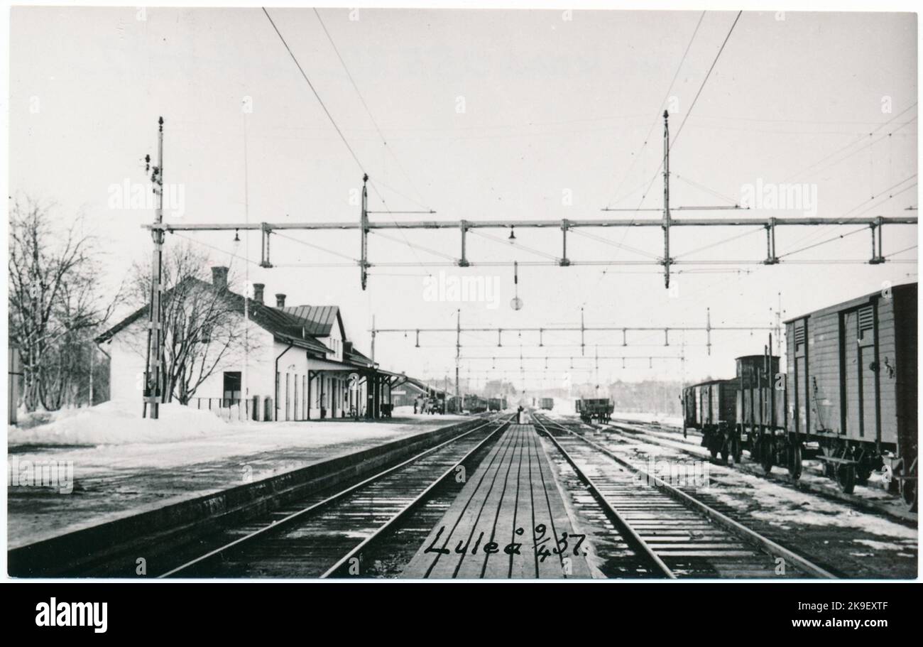 1888-03-12 le premier train de minerai est descendu à Luleå. La maison de la gare a été achevée en 1887. L'exploitation dans les mines de minerai a commencé à augmenter. La capacité s'est également progressivement accrue en renforçant les voies, les ponts, les stations de réunion et le fonctionnement électrique. Le premier grand réaménagement de la station de Luleå a eu lieu en 1920s. Banque D'Images