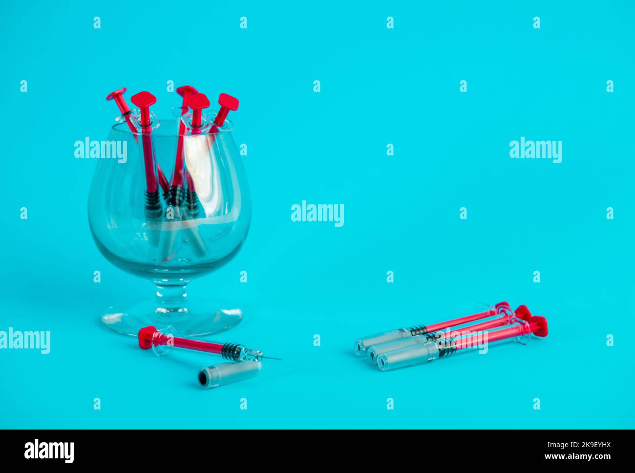 Concept de fête: Noeud papillon, nez clown et verres: Vaccination Banque D'Images
