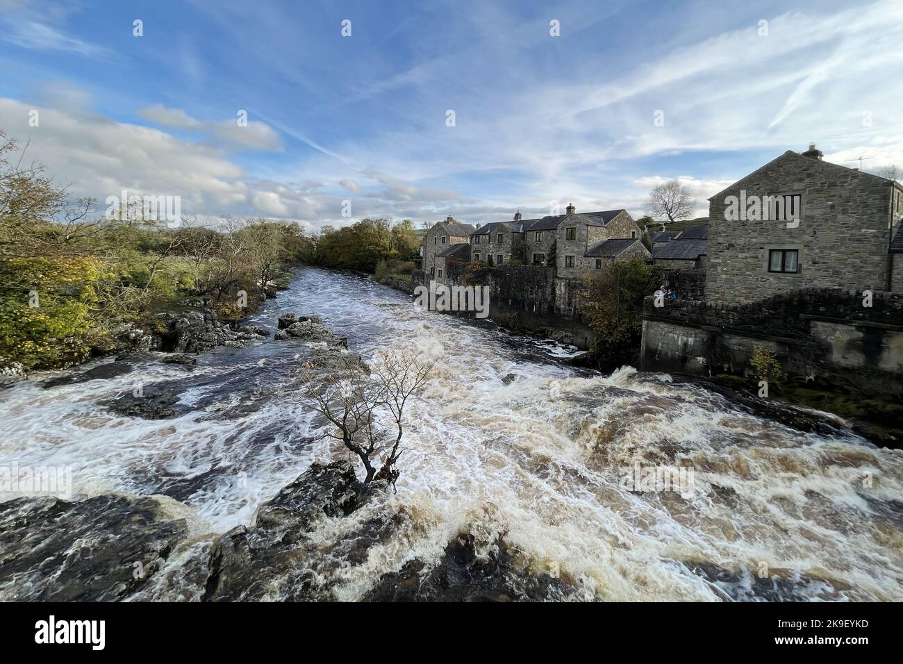 Grassington, Yorkshire, Royaume-Uni. 28th octobre 2022. Une belle matinée d'automne à la cascade de Linton Falls sur la rivière Wharfe près de Grassington, dans le Yorkshire. Crédit : Headlinephoto/Alamy Live News. Banque D'Images