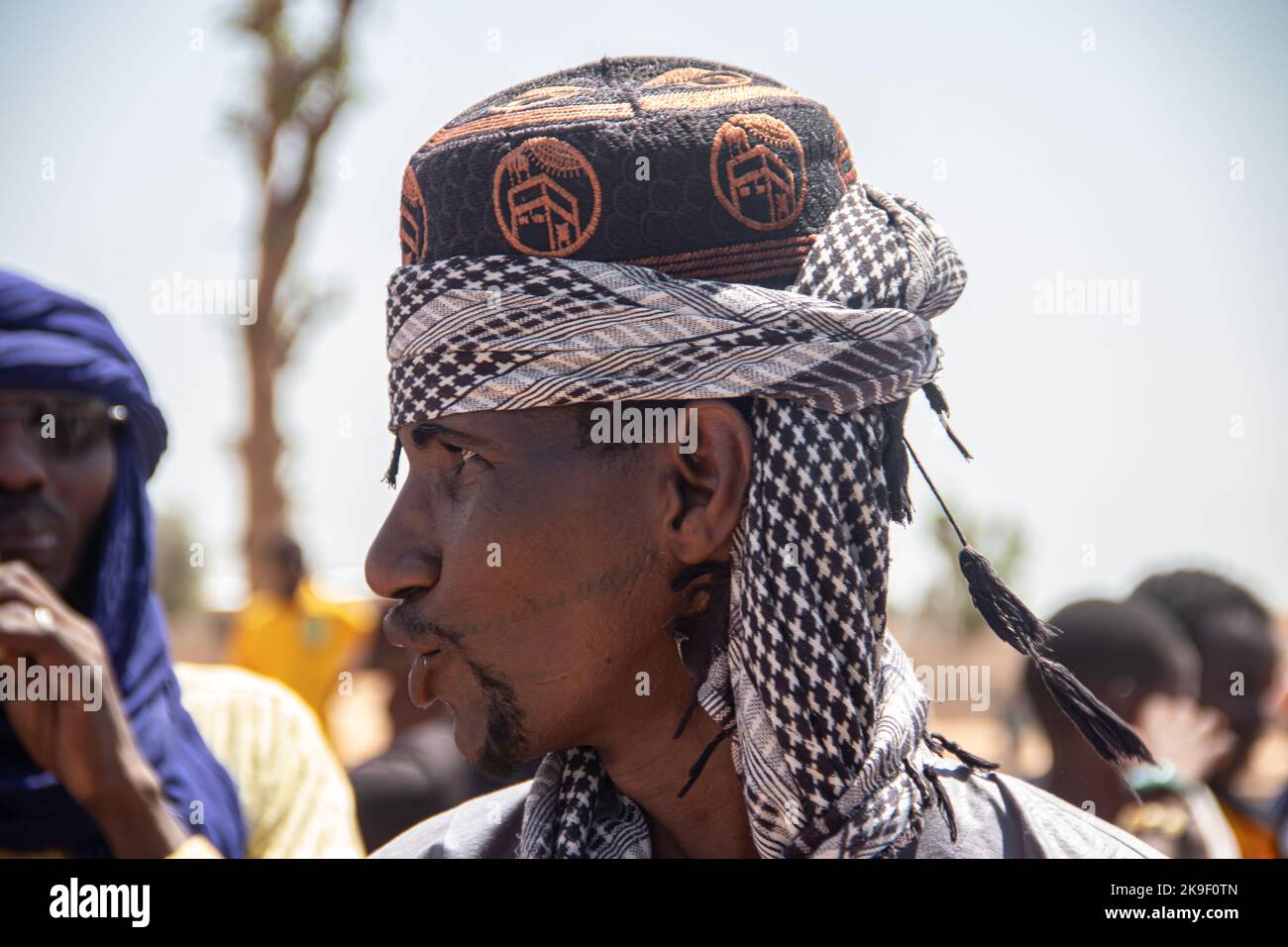 Tribus africaines, Nigeria, État de Borno, ville de Maiduguri. Tribu des Fulani habillée traditionnellement en vêtements colorés Banque D'Images