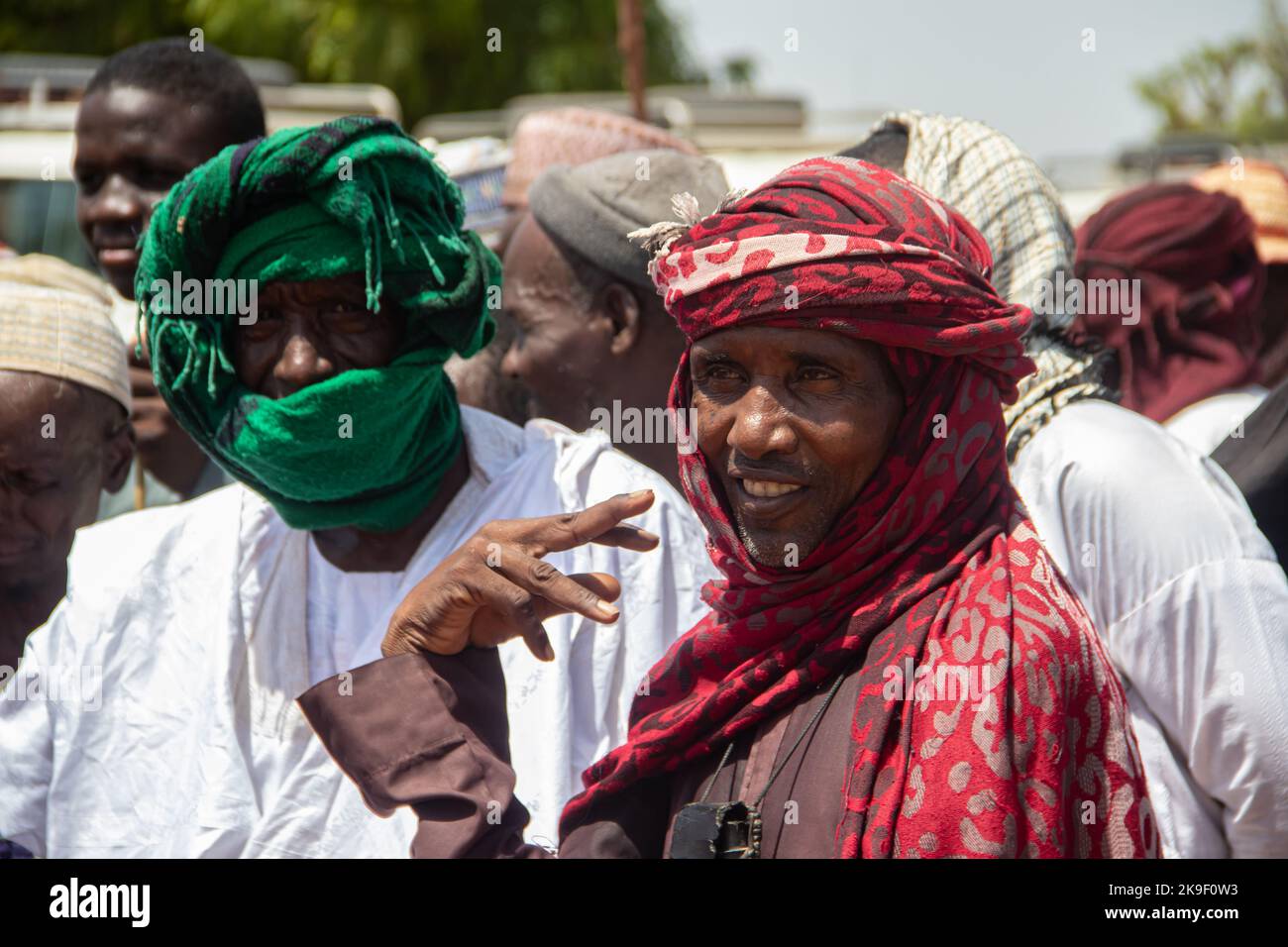 Tribus africaines, Nigeria, État de Borno, ville de Maiduguri. Tribu des Fulani traditionnellement habillée de vêtements tribaux et religieux colorés Banque D'Images