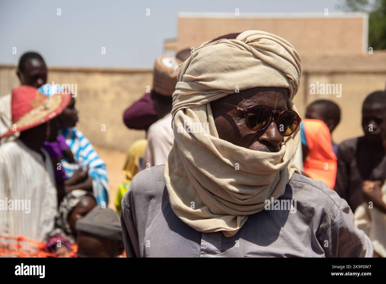 Tribus africaines, Nigeria, État de Borno, ville de Maiduguri. Tribu des Fulani traditionnellement habillée de vêtements tribaux et religieux colorés Banque D'Images