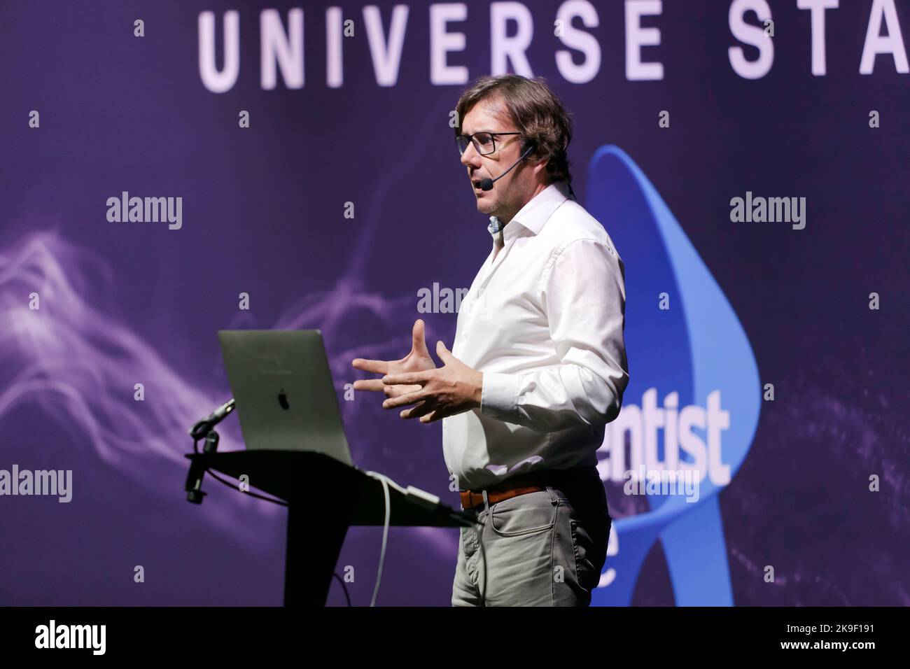 Le professeur Jeff Forshaw décrit le problème quantique complexe, qui émergent lorsqu'il essaie de suivre l'information qui coule dans et hors des trous noirs, sur la scène de l'Univers, à New Scientist Live 2022 Banque D'Images