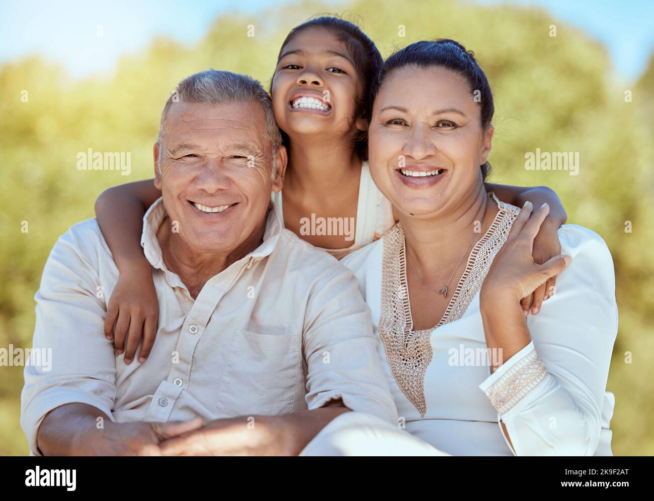 Portrait de famille, de grand-parents et de fille dans la nature avec le sourire de grand-mère, grand-père et enfant. Retraite, famille asiatique et soin de mignon enfant dans Banque D'Images