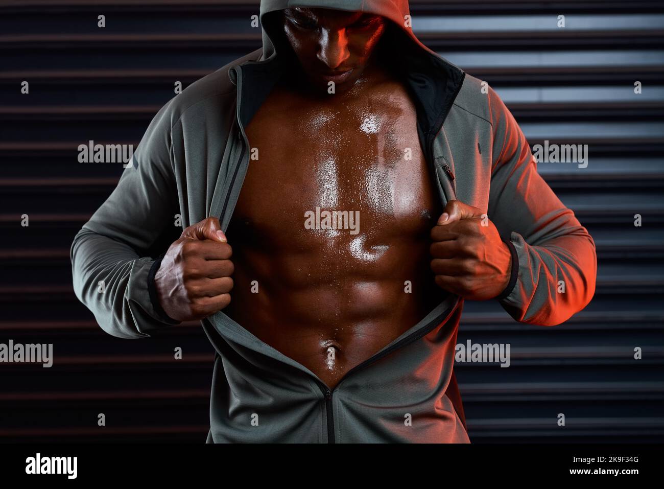 Sortez de votre zone de confort. Photo en studio d'un jeune homme sportif posant sur un fond gris. Banque D'Images