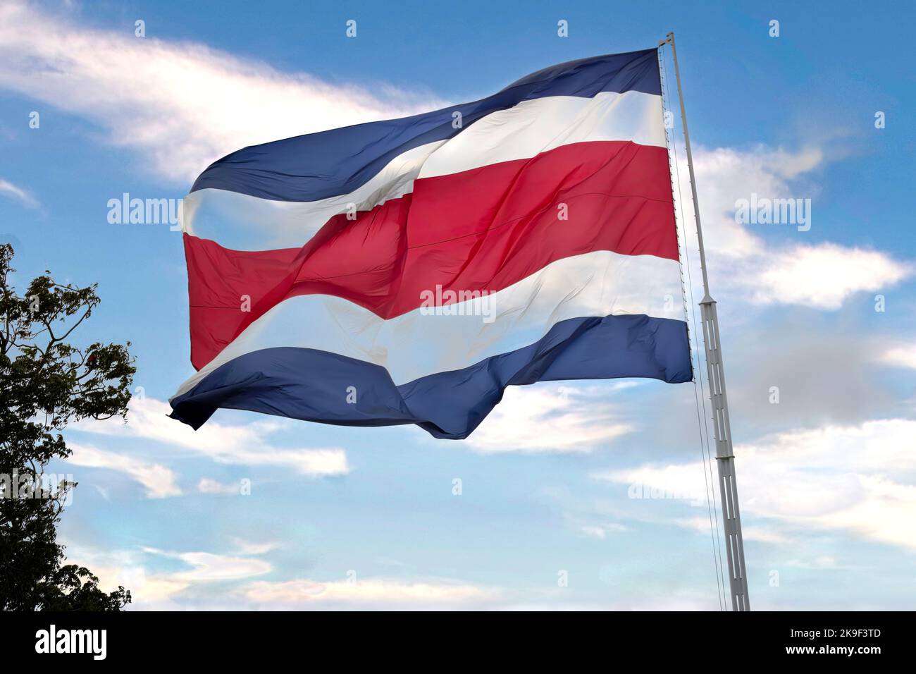 Drapeau du Costa Rica dans le vent. Banque D'Images