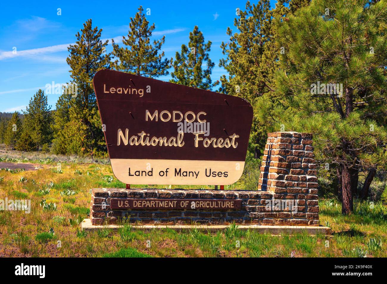 Panneau de la rue Modoc National Forest situé dans le nord-est de la Californie. Banque D'Images