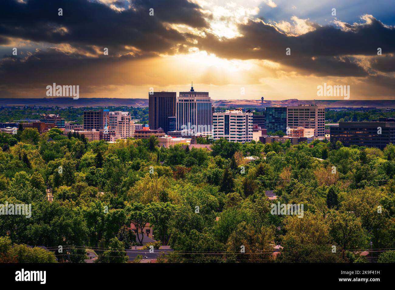 Coucher de soleil sur les gratte-ciel de Boise dans l'Idaho, vue depuis Camel's Back Park Banque D'Images