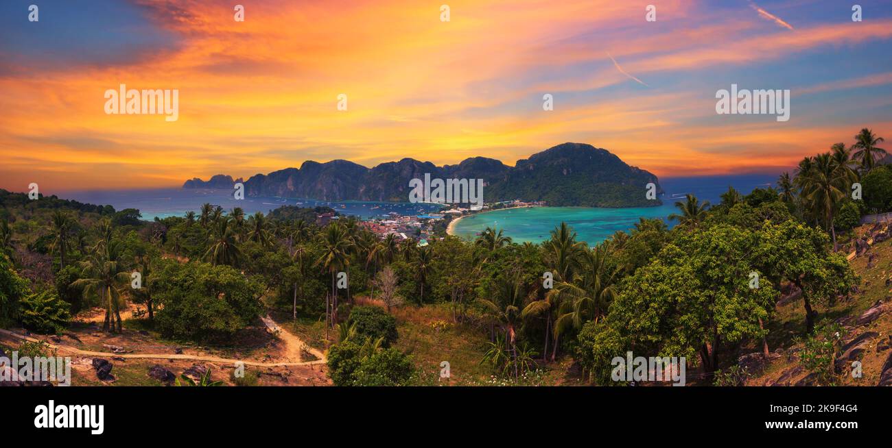 Coucher de soleil sur le village de Tonsai et les montagnes de l'île de Koh Phi Phi en Thaïlande Banque D'Images