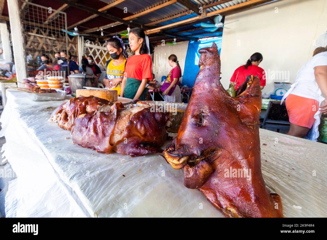 Lechon philippin populaire ou cochon rôti vendu sur un marché du dimanche à Cebu, Philippines Banque D'Images Lechon philippin populaire ou cochon rôti vendu sur un marché du dimanche à Cebu, Philippines Banque D'Images