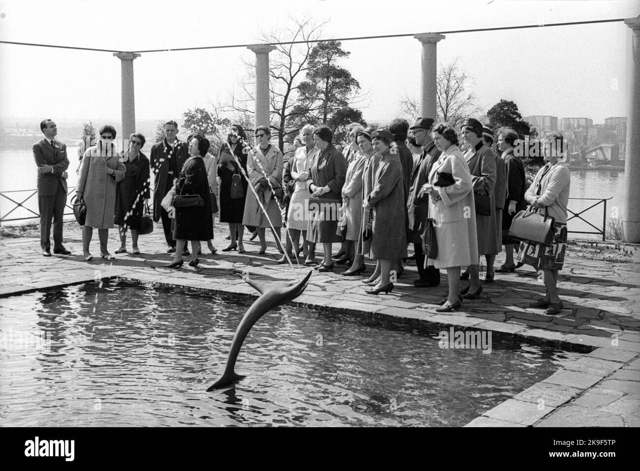 Les chemins de fer de l'État, SJ Engineering Association 50 ans. Ici, lors d'une visite au parc de sculptures de Millesgården. Au premier plan se trouve l'Aganippfontänen créé par Carl milles. Banque D'Images