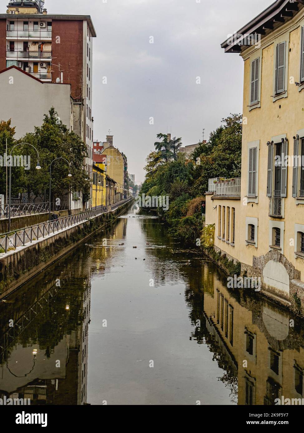 Canal Naviglio Martesana dans la ville de Milan Banque D'Images