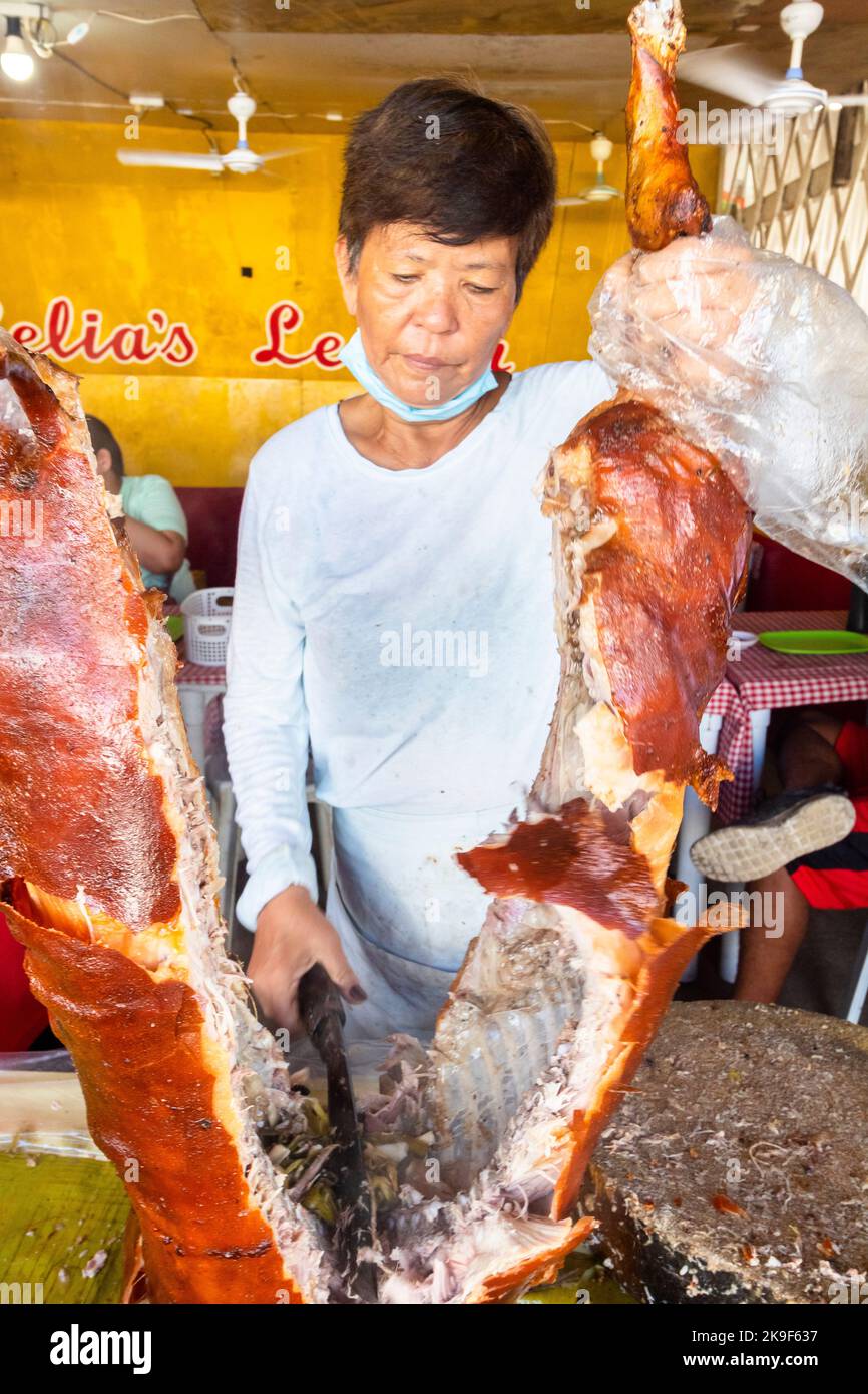Lechon philippin populaire ou cochon rôti vendu sur un marché du dimanche à Cebu, Philippines Banque D'Images Lechon philippin populaire ou cochon rôti vendu sur un marché du dimanche à Cebu, Philippines Banque D'Images