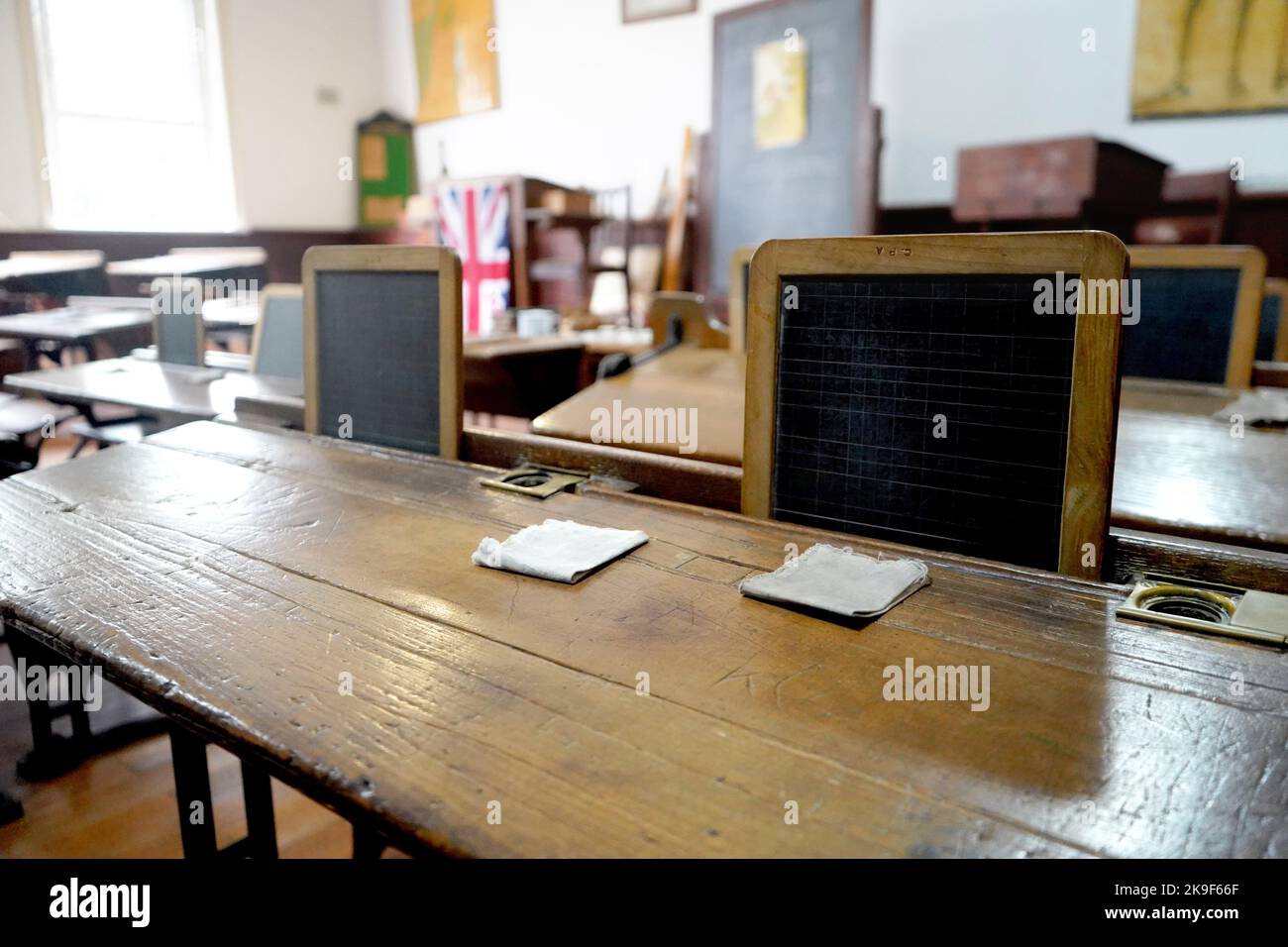 Ancienne salle de classe historique avec bureaux et tableaux en bois Banque D'Images