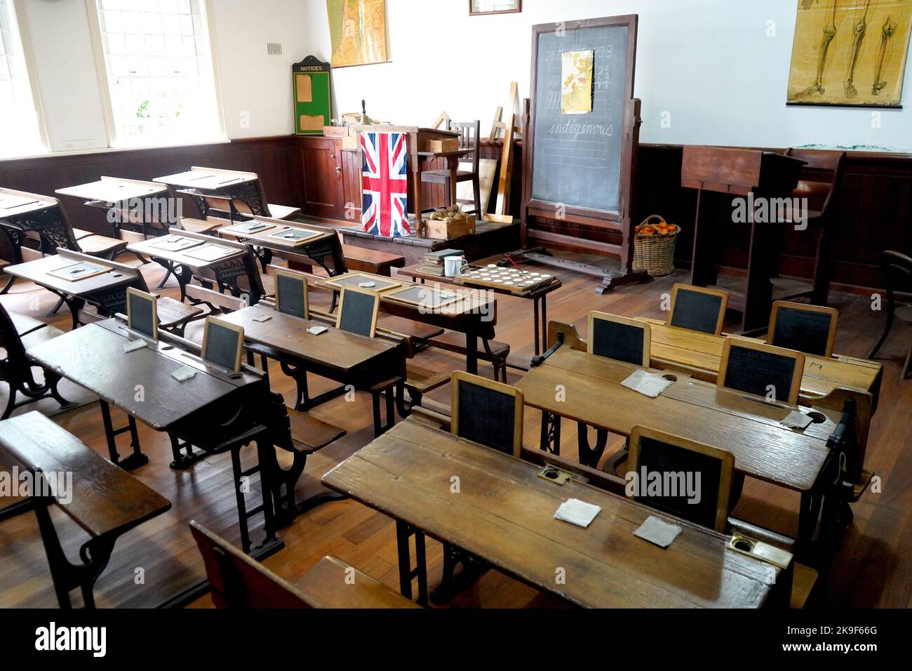 Ancienne salle de classe historique avec bureaux et tableaux en bois Banque D'Images