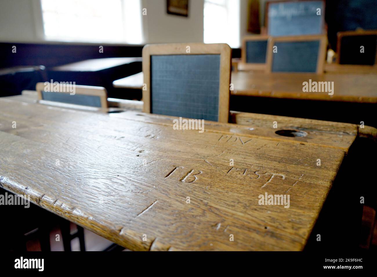 Ancienne salle de classe historique avec bureaux et tableaux en bois Banque D'Images