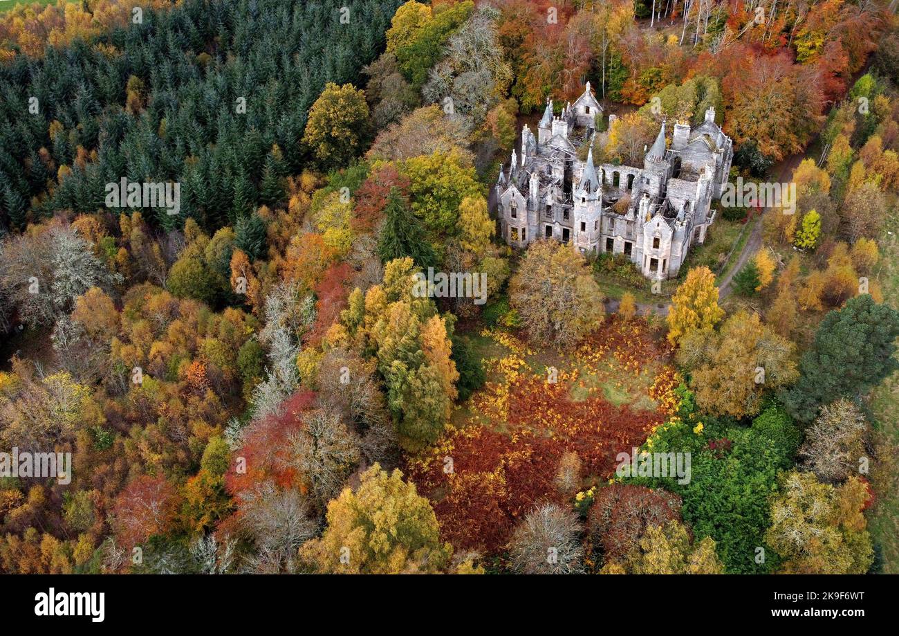 Les ruines de Dunalastair House, près de Pitlochry, dans le Perthshire, sont entourées d'arbres affichant leurs couleurs d'automne. Date de la photo: Vendredi 28 octobre 2022. Banque D'Images