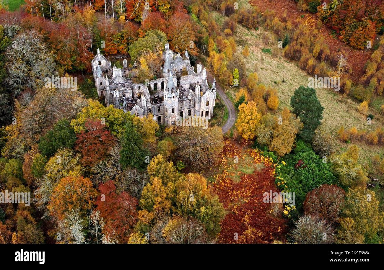 Les ruines de Dunalastair House, près de Pitlochry, dans le Perthshire, sont entourées d'arbres affichant leurs couleurs d'automne. Date de la photo: Vendredi 28 octobre 2022. Banque D'Images