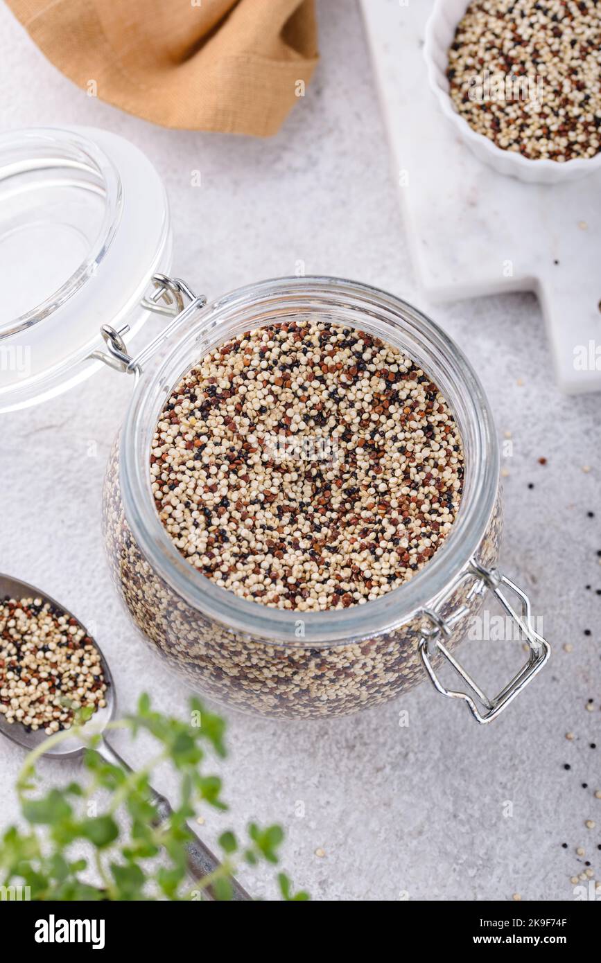 Quinoa rouge, blanc et brun. Banque D'Images