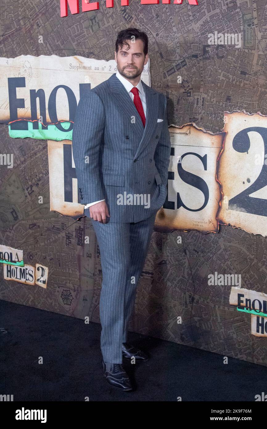 New York, États-Unis. 27th octobre 2022. Henry Cavill participe à la première mondiale de Netflix « Enola Holmes 2 » au Paris Theatre de New York. Crédit : SOPA Images Limited/Alamy Live News Banque D'Images