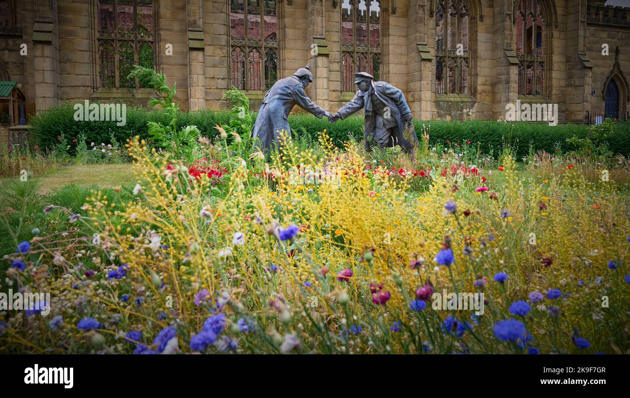 « Tous ensemble maintenant » par Andy Edwards dans le domaine de l'église St Luke, Liverpool Banque D'Images