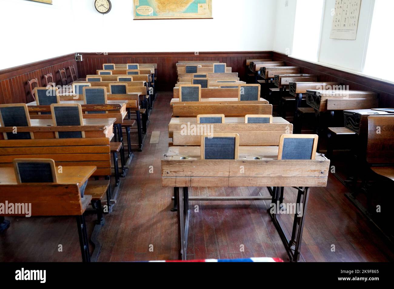 Ancienne salle de classe historique avec bureaux et tableaux en bois Banque D'Images