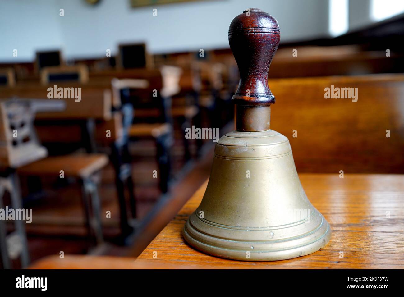 Ancienne salle de classe historique avec bureaux et tableaux en bois Banque D'Images