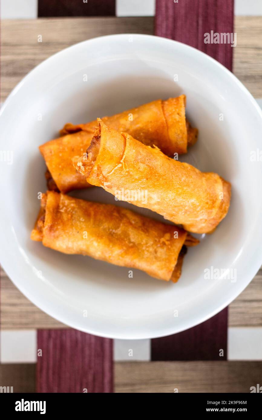 Lumpia frits philippins ou petits pains frits à Cebu, Philippines Banque D'Images Lumpia frits philippins ou petits pains frits à Cebu, Philippines Banque D'Images