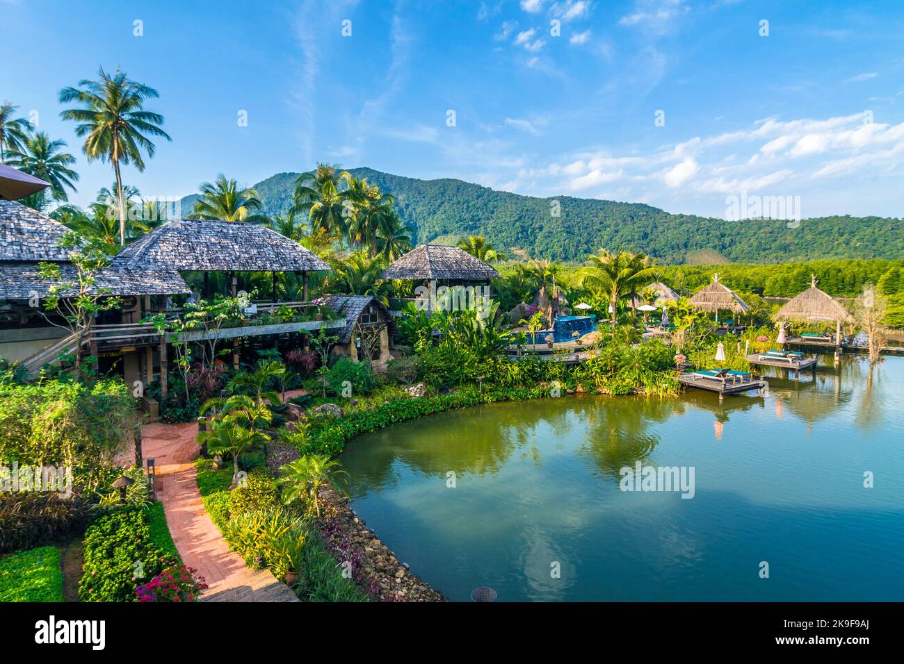 Koh Chang, Thaïlande - 5 janvier 2008: Spa et hôtel à Koh Chang, Thaïlande. Ce spa est situé à un lac artificiel et l'architecture est Banque D'Images