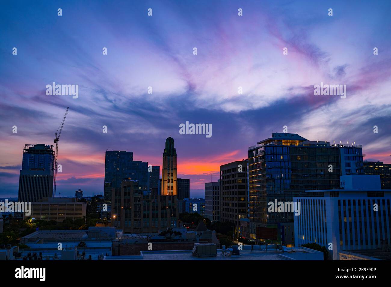 Ciel bleu et violet spectaculaire au-dessus de Koretown Los Angeles. Ville vie nocturne en Californie et construction Banque D'Images