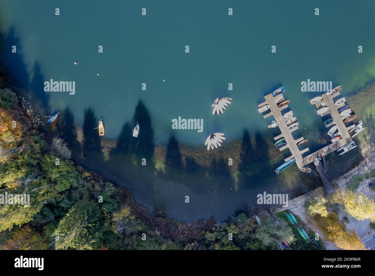 Bateaux sur le lac Bohinj, Slovénie, photo de drone Banque D'Images