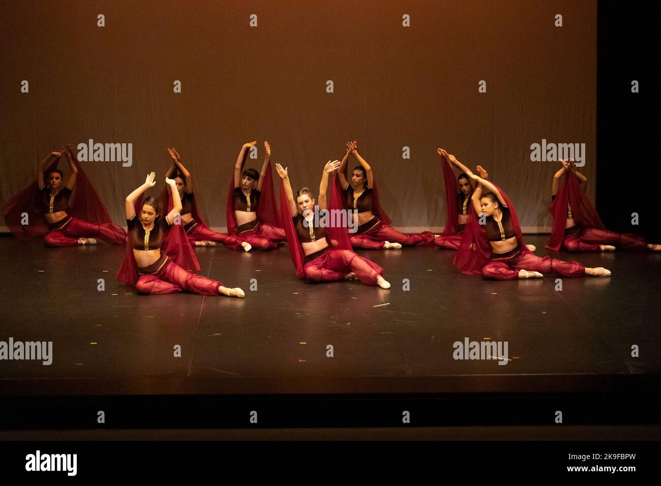 FARO, PORTUGAL - 16th JUILLET 2022 : groupe de danse contemporaine effectuant un numéro de danse dans le théâtre historique de Lethes situé dans la ville de Faro, Portugal. Banque D'Images
