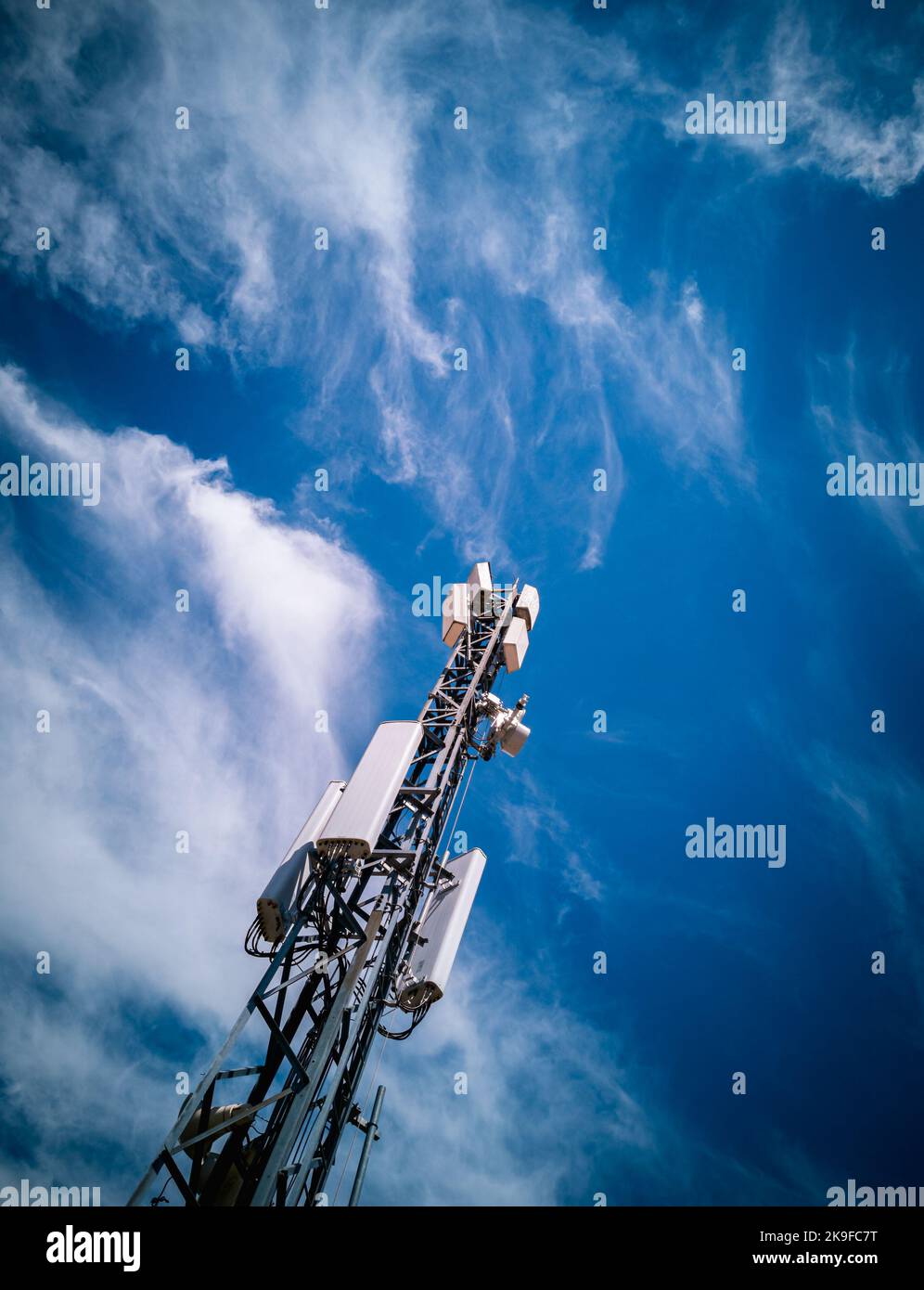Antenne de communication sous ciel bleu et nuages Banque D'Images