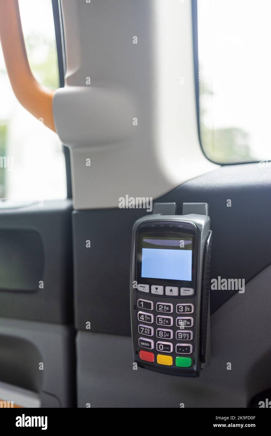 Téléphone de données à l'intérieur d'une voiture pour payer le transport avec une carte de crédit. Londres. Banque D'Images