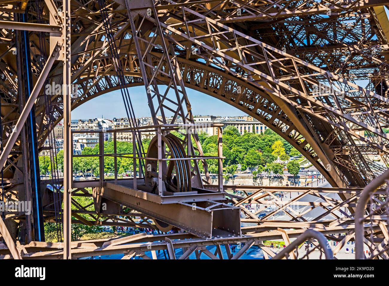 PARIS, FRANCE - 10 JUIN 2015 : détail des cordes pour ascenseur à la tour sud de la tour Eiffel à Paris, France. La plupart des gens préfèrent l'ascenseur Banque D'Images