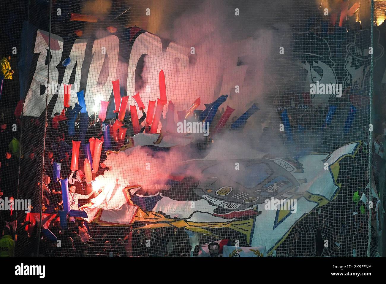 Supporters de Lyon (Bad Gones) utilisant des bombes à fumée pendant le championnat français Ligue 1 match de football entre RC Lens et Olympique Lyonnais (Lyon) sur 2 octobre 2022 au stade Bolaert-Delelis à Lens, France - photo Matthieu Mirville / DPPI Banque D'Images