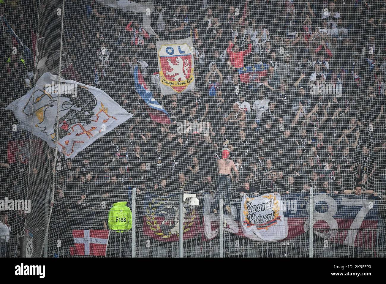 Supporters de Lyon (Bad Gones) lors du championnat français Ligue 1 match de football entre RC Lens et Olympique Lyonnais (Lyon) sur 2 octobre 2022 au stade Bolaert-Delelis à Lens, France - photo Matthieu Mirville / DPPI Banque D'Images