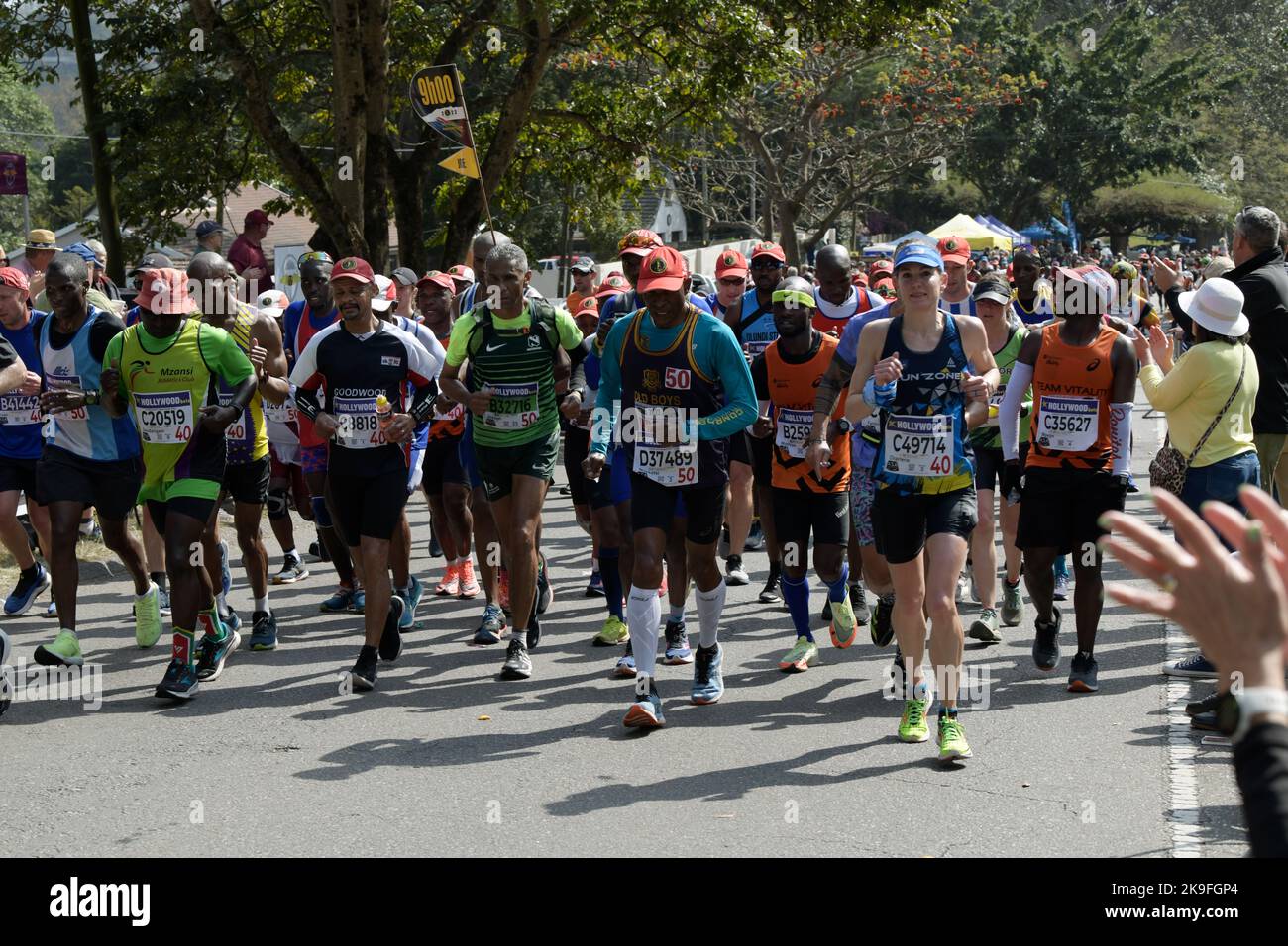 Personnes en course, Pacesetter officiel dirigeant un groupe de coureurs, 95th camarades course Marathon 2022, Durban, Afrique du Sud, célèbre événement sportif, course Banque D'Images