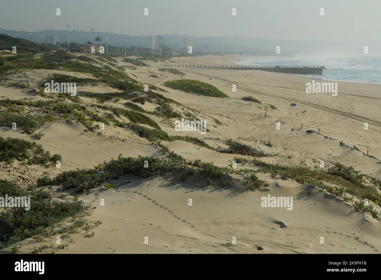 Dunes de sable Pioneer, plage Suncoast, jetée Sunkist, plages du nord, ville de Durban, KwaZulu-Natal, Afrique du Sud, paysage côtier, vacances en bord de mer Banque D'Images