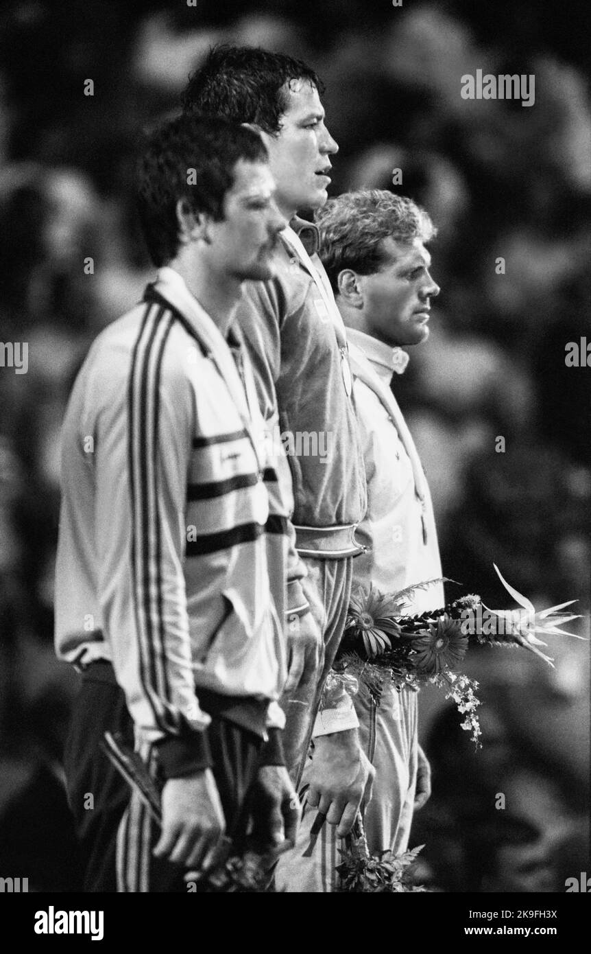 JEUX OLYMPIQUES D'ÉTÉ À LOS ANGELES Etats-Unis 1984 Frank Andersson Suède lutte sur le podium après une troisième place Banque D'Images