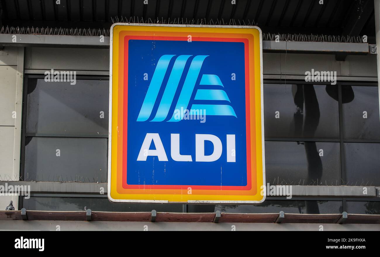 Photo du dossier datée du 16/9/2019 de l'affichage dans un magasin Aldi à Marsh Lane Bootle, Liverpool. Aldi a déclaré qu'elle deviendra la première entreprise de supermarchés au Royaume-Uni à s'engager à payer tout le personnel du magasin au moins £11 par heure. Le détaillant à rabais, qui emploie plus de 40 000 employés au Royaume-Uni, a déclaré que tous les assistants de magasin recevront le nouveau tarif de la part de 1 janvier. Il a ajouté que les travailleurs recevront £12,45 M25 par heure à partir de l'année prochaine. Date de publication : vendredi 28 octobre 2022. Banque D'Images