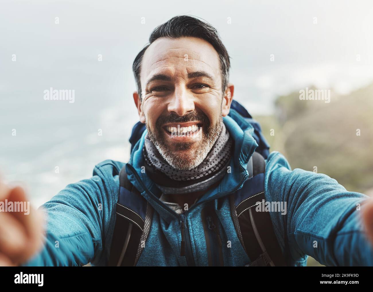 Être heureux ne passe jamais par le style. Portrait d'un homme d'âge moyen prenant un selfie dans les montagnes. Banque D'Images