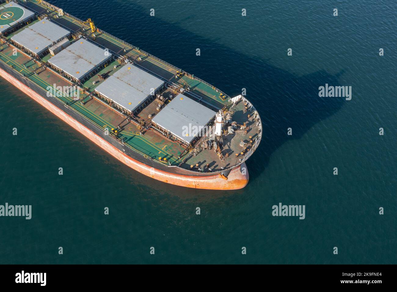 Vue du bateau de fret maritime sec par le dessus. Banque D'Images