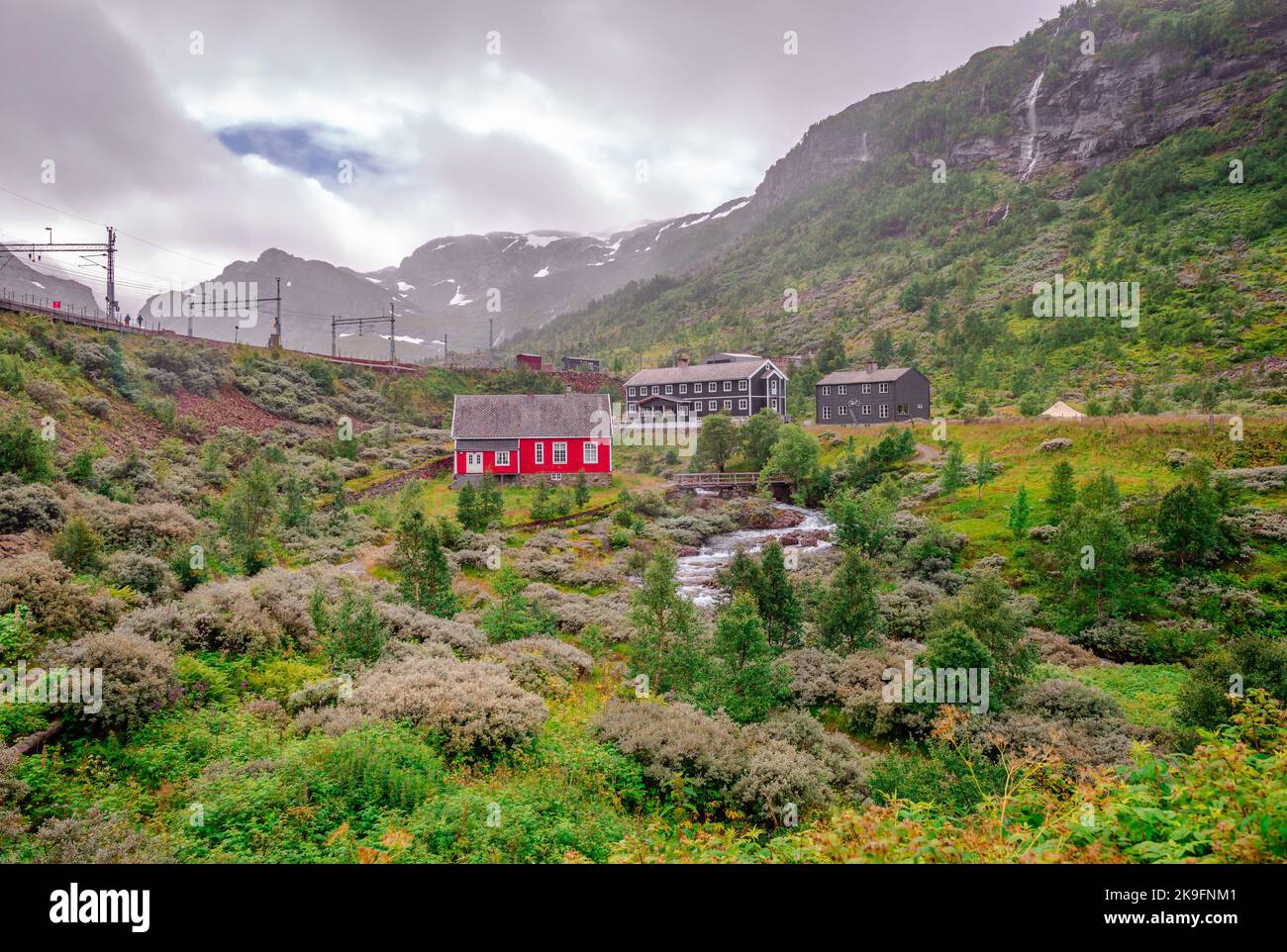 Cottages en bois à Myrdal, près de la rivière Flåmselvi (ou Moldåni), près de la gare. Myrdal est une région avec quelques cottages et hôtels, à Aurland Banque D'Images