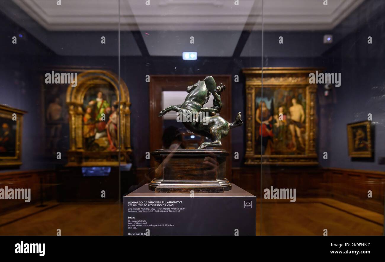 Budapest, Hongrie. Intérieur du Musée des Beaux-Arts. Petite sculpture en bronze de cheval et de cavalier de Léonard de Vinci Banque D'Images