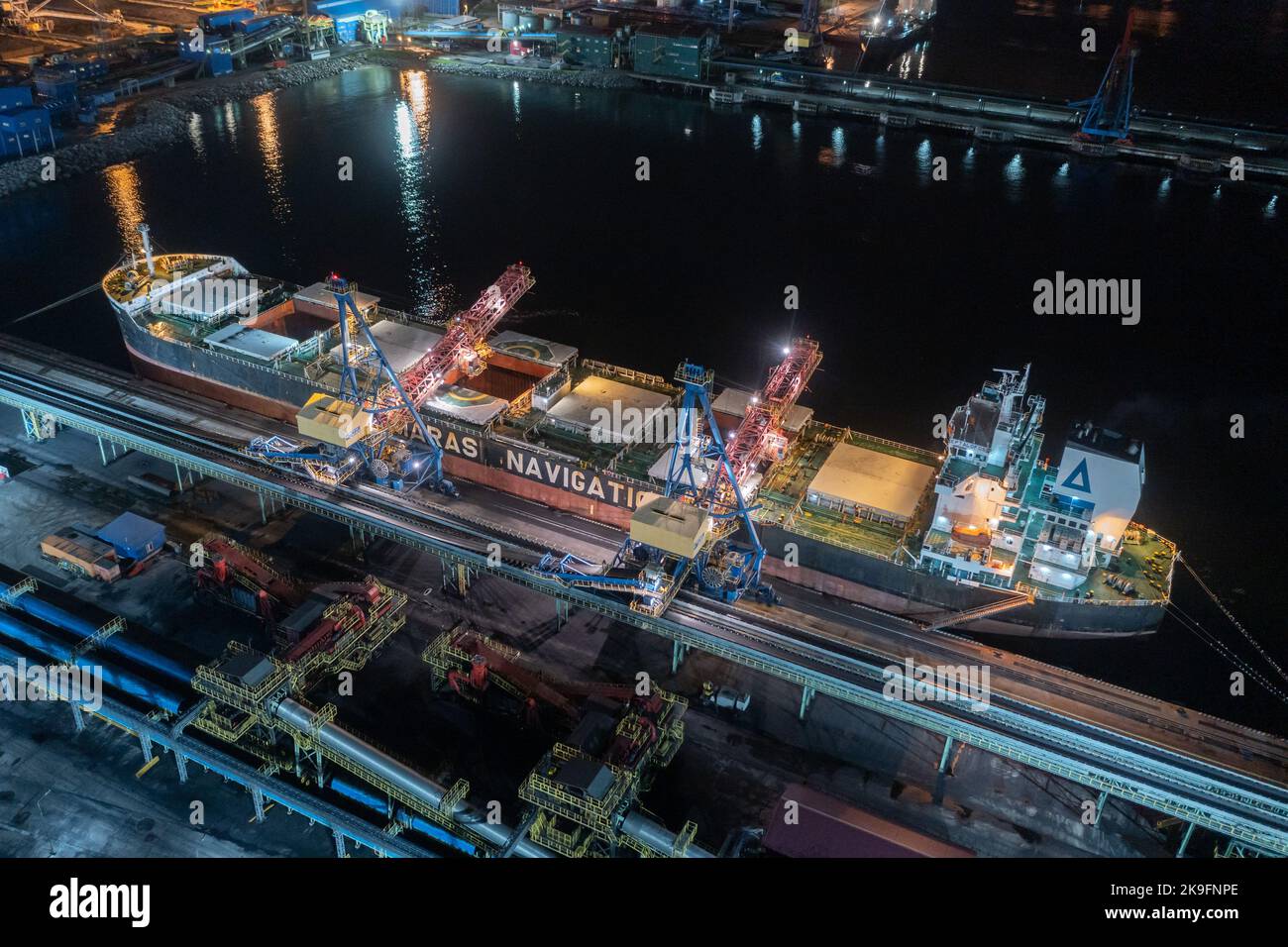Nakhodka, Russie - 8 août 2022: Les navires de mer sont chargés à un amarrage la nuit. Banque D'Images