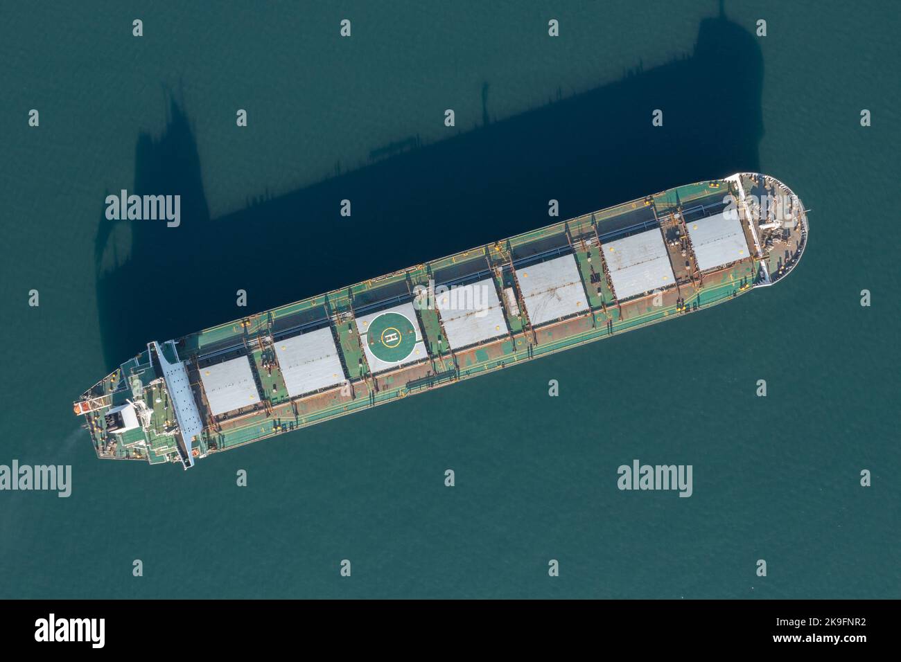 Vue du bateau de fret maritime sec par le dessus. Banque D'Images